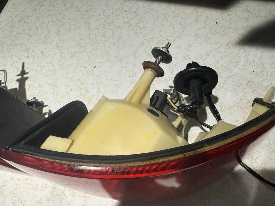 Set of 2 Tail Light For 2006-20011 Buick Lucerne CX LH & RH Outer w/ Bulb OEM GM - Image 4 of 4