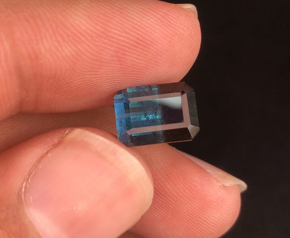 4.30 carats and 10x7.5x5.5 Mm Bicolor blue tourmaline.   - Image 3 of 4