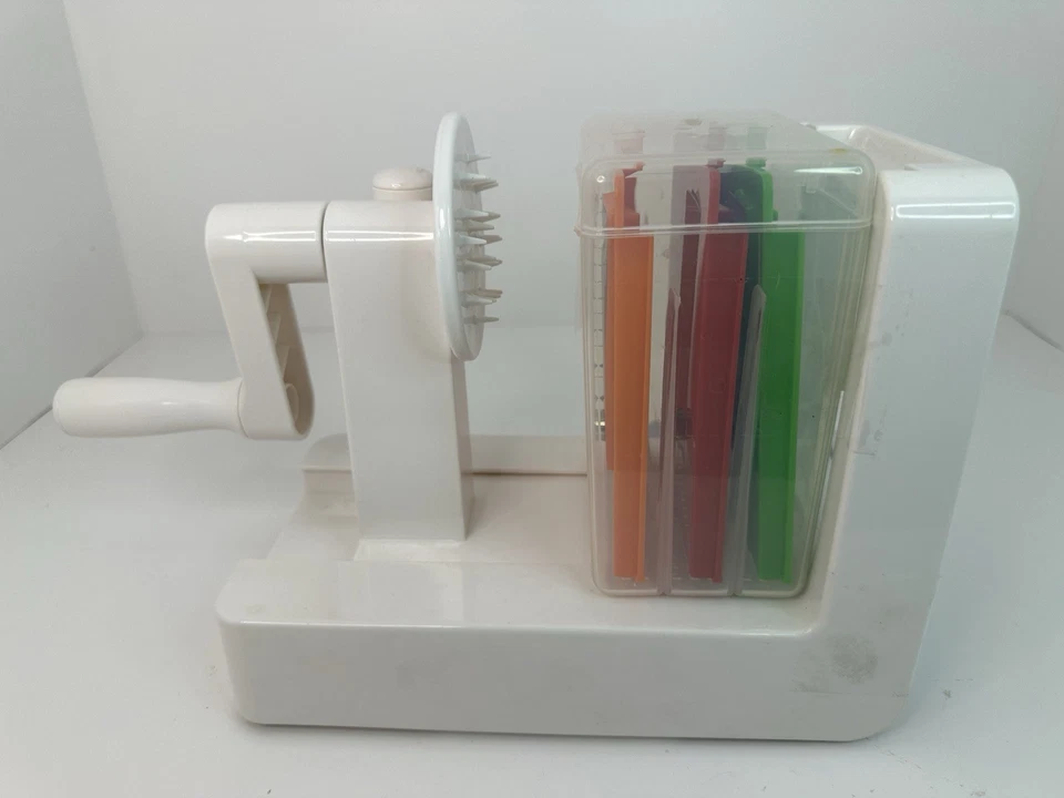 Espiralizador de mesa OXO Good Grips 3 lâminas com sucção StrongHold branca. - Imagem 2 de 4