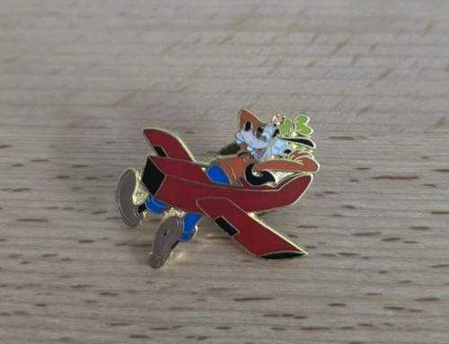 Prendedor esmaltado avión rojo volador Walt Disney Travel Co GOOFY - Imagen 2 de 4