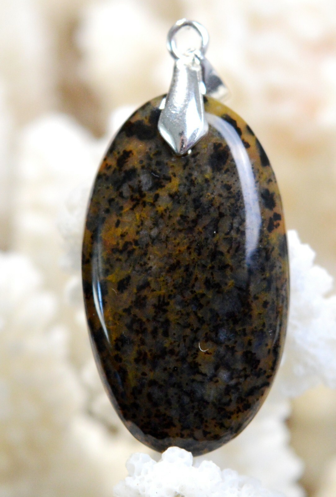 Pendentif agate léopard naturelle du Brésil de 33 carats taillée en cabochon unique