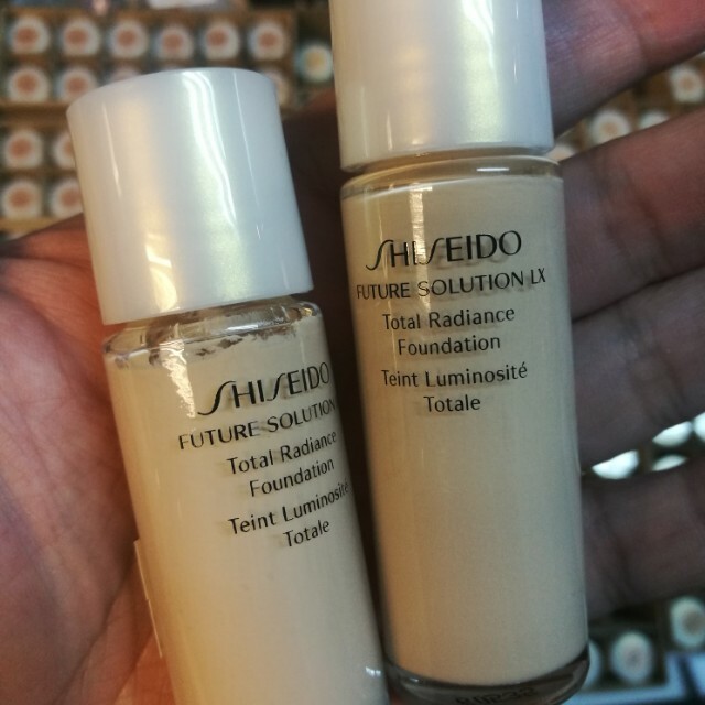 Shiseido Future Solution LX Total Radiance Foundation SPF 20