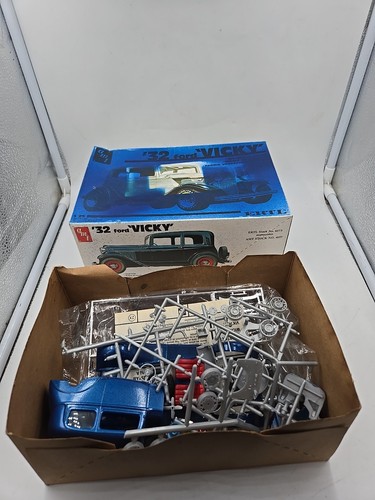 Kit modelo Amt Fird Vicky #6573 Ertl iniciado para piezas y reparación