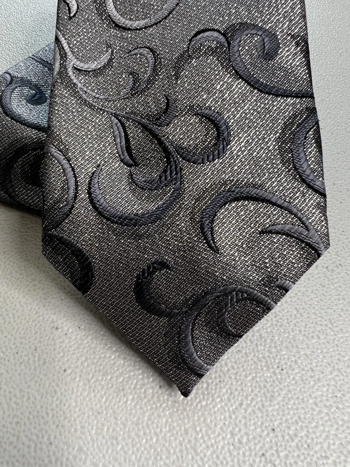 Corbata de diseñador hecha a mano con patrón floral plateado y gris John Ashford Foto 2 de 4