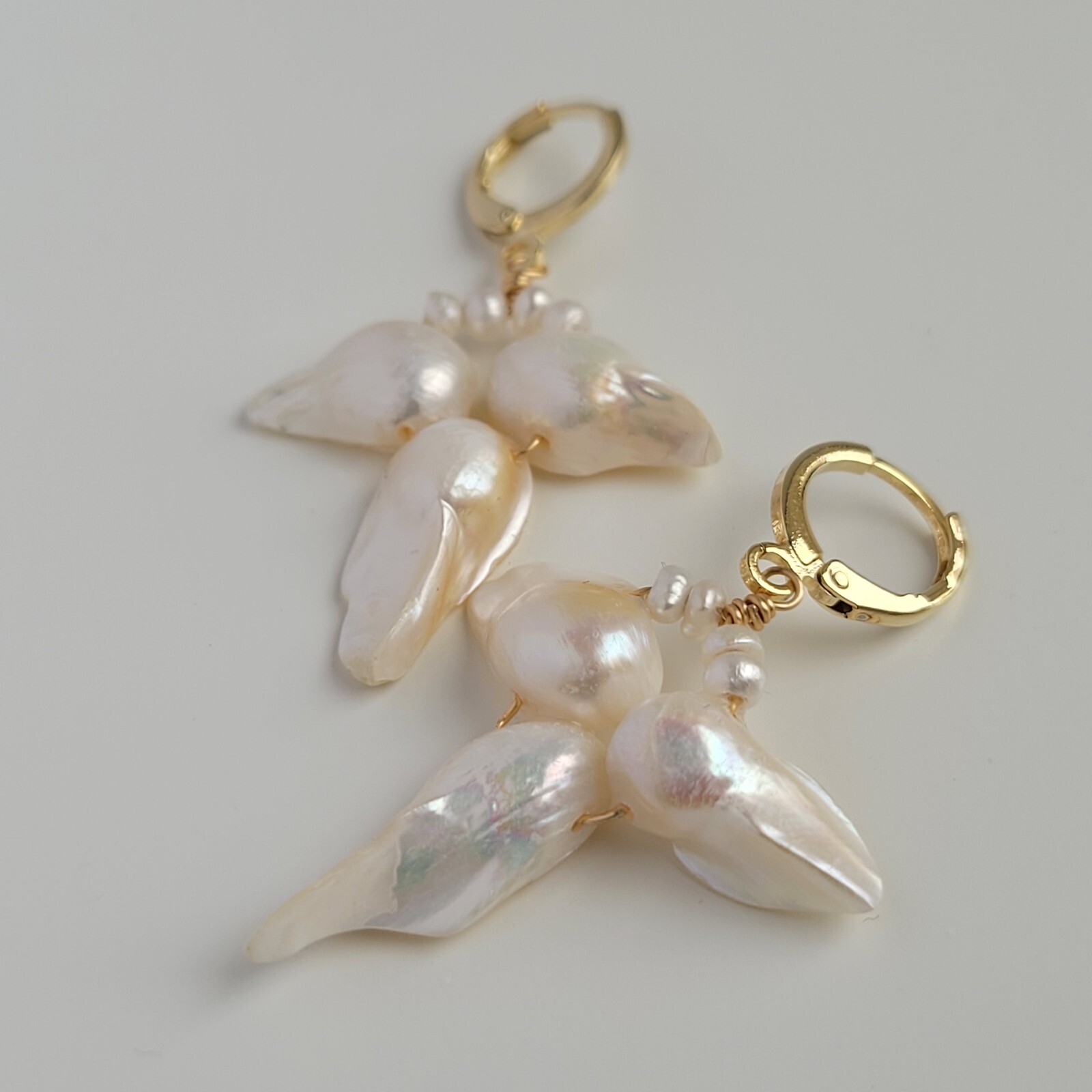 Boucles d'oreilles dormeuses perles de culture anti-perte et légères faites main en nacre