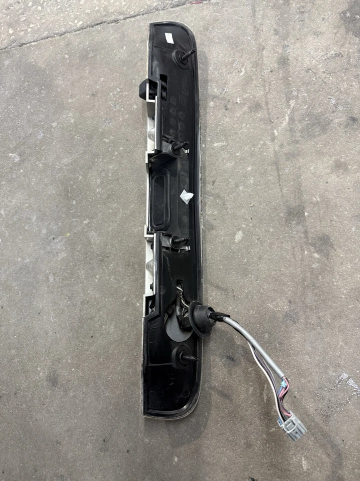 Câmera Buick Enclave 2008 - 2017 fabricante de equipamento original guarnição de moldura para porta elevatória - Imagem 3 de 4