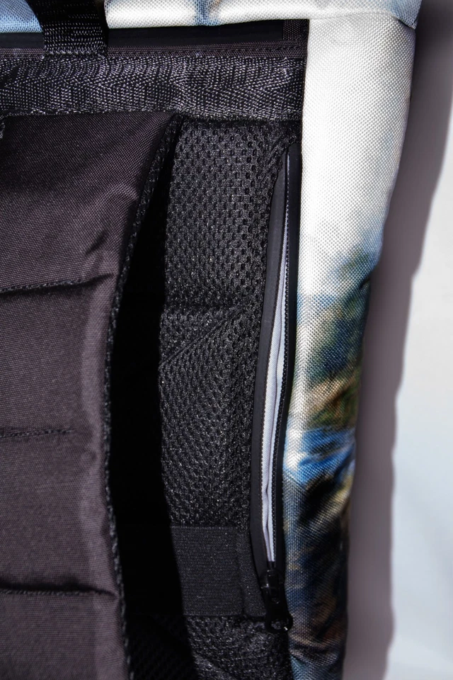 Rucksack RollTop "Ritter". Einzigartiges Design, Laptopfach – Perfektes Geschenk - Bild 4 von 4