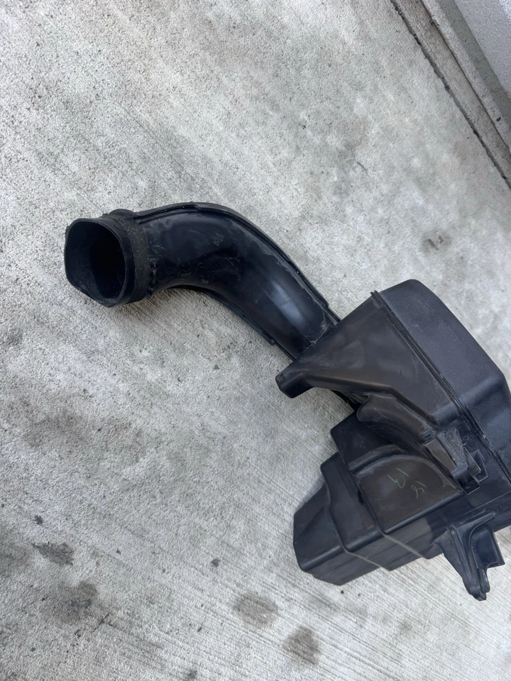 Caixa de purificador de ar 2011–2017 Lexus CT200h com duto de admissão fabricante de equipamento original 17751-37100 - Imagem 3 de 4