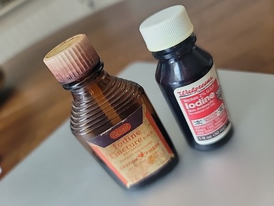 Vintage USP Tincture Iodine Bottle Poison/Skull & Crossbones L. Perrigo Co. MI 2