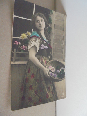 Künstler AK   Frau,Haus,Fenster,Blumen gel.21.MAI.10