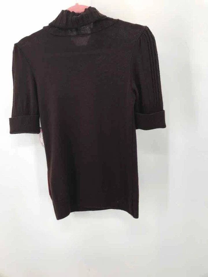 Suéter Prada de segunda mano marrón talla mediana manga corta Foto 2 de 3