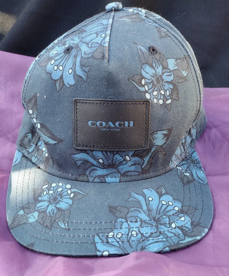 Gorra de béisbol azul Coach con flores Foto 2 de 4
