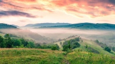 Wandbild: Fabelhafter Sommersonnenaufgang in Karpatenberge. Misty [...]
