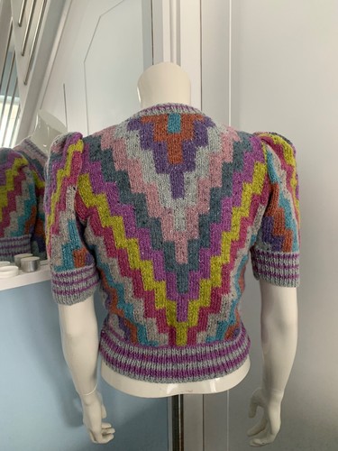 Cardigan manica corta Coffee Fassett lavorato a mano 'Piccoli passi' petto 32" - Foto 3 di 6