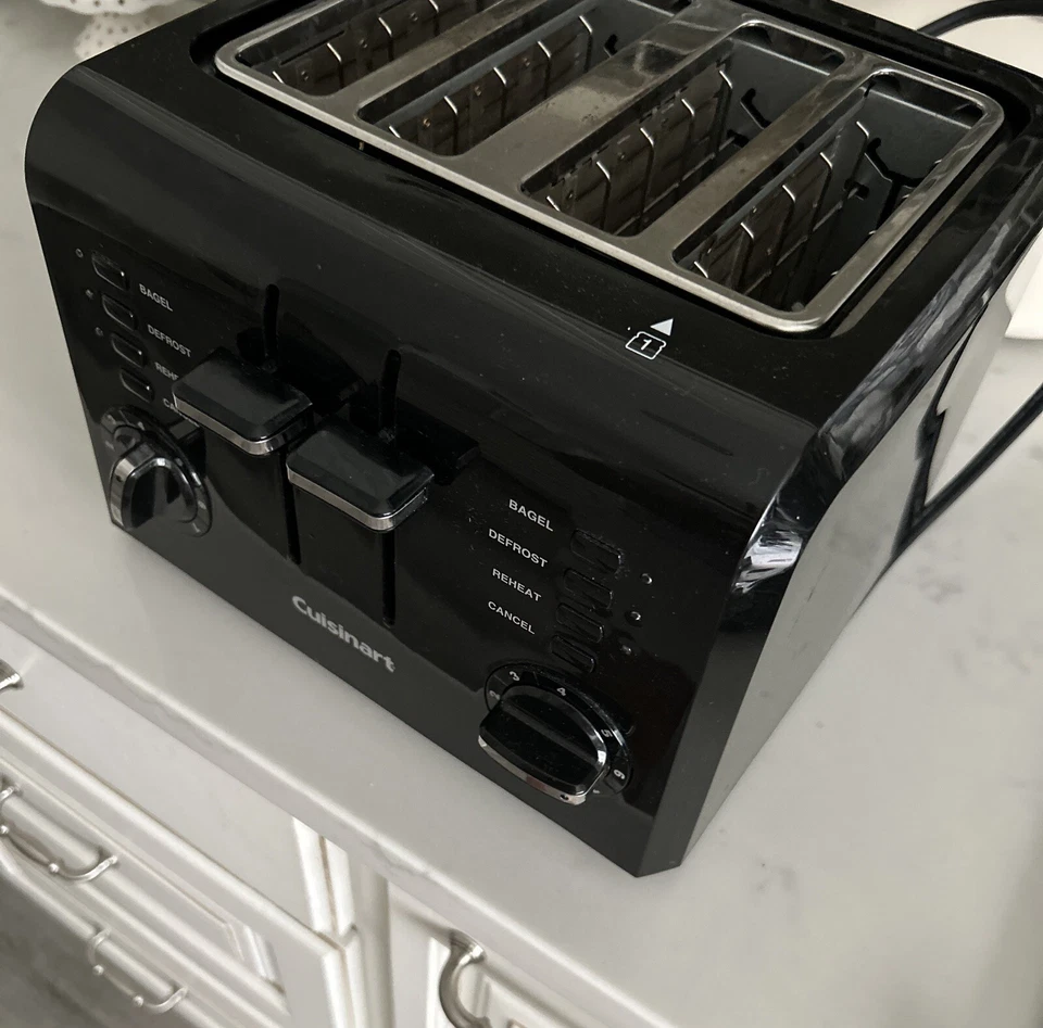 Tostadora de plástico compacta de 4 rebanadas Cuisinart CPT-142P1 - negra Foto 2 de 3