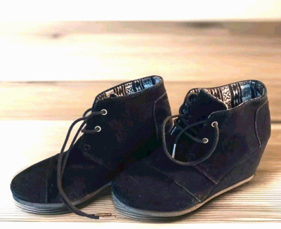 Tom's Colette black suede wedge ankle boots size W9 lace up black & white lining