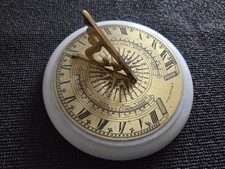 R. Glynne Fecit - Sonnenuhr Replika, Messing, Marmorsockel, Dekoration