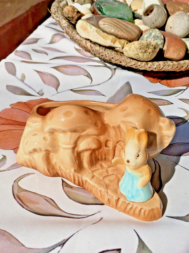 Vintage SylvaC #4890 'In The Glen' Miss Bunny Mushroom House Planter/Posy Vase - Picture 3 of 9