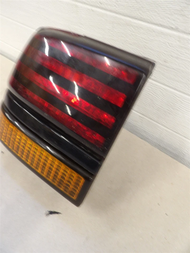 LUZ TRASERA IZQUIERDA LADO CONDUCTOR PONTIAC SUNBIRD 1988-1991 2 puertas cuarto panel montado Foto 3 de 4