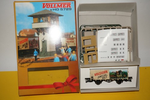RF3/2] Vollmer H0 5729 Set mit Bausatz "Stellwerk Stuttgart" und Roco-Güterwagen | Zustand: Gebraucht