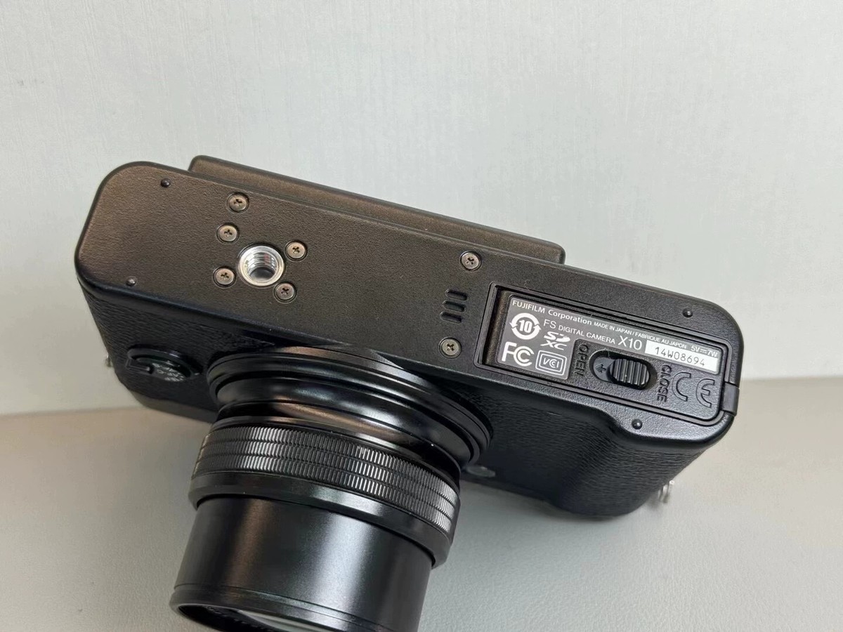 FUJIFILM X10 12MP EXR CMOS Digital Camera-f2.0-f2.8 4x Optical