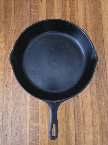 Vintage Unmarked Wagner Ware No. 10 Cast Iron 11 3/4 inch Pan Skillet