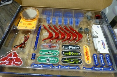 HUGE LOT 110+ Pieces Elenco Electronic Snap Circuits