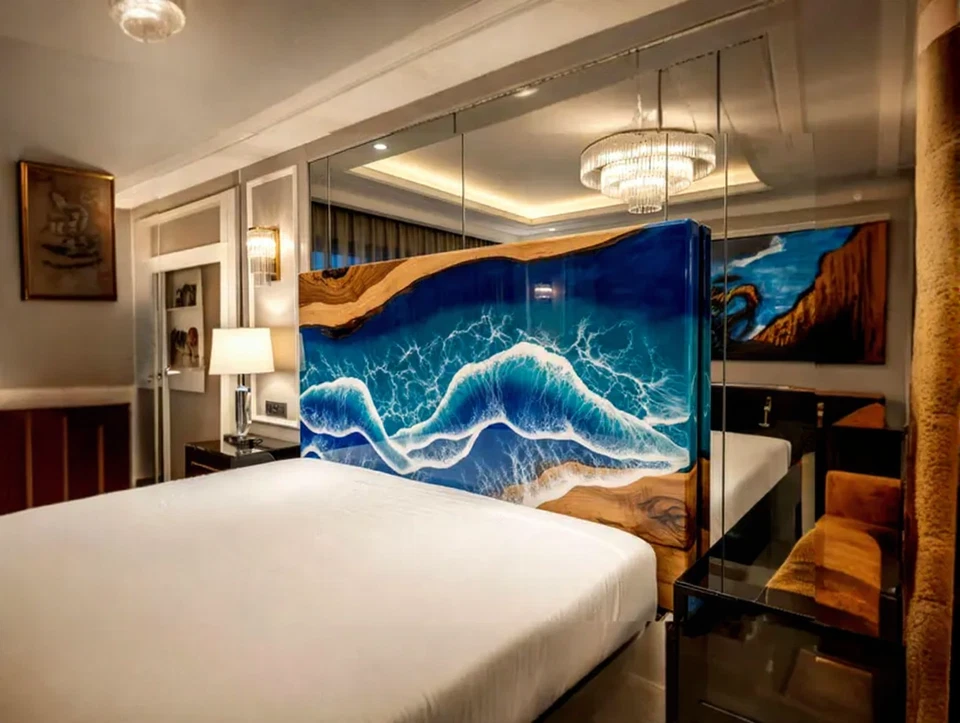 Уникальный деревянный изголовье большого размера — дизайн ручной работы с океанскими волнами из синей эпоксидной смолы - Изображение 3 из 4