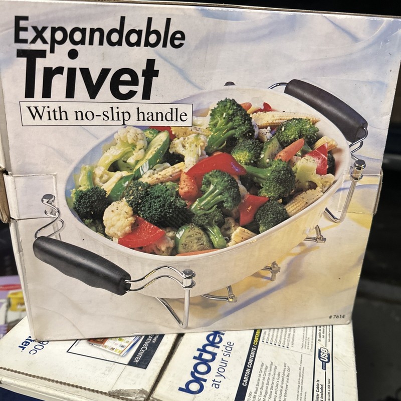 NEW EXPANDABLE METAL TRIVETS Heat Resistant No Slip Grips Sealed in Box