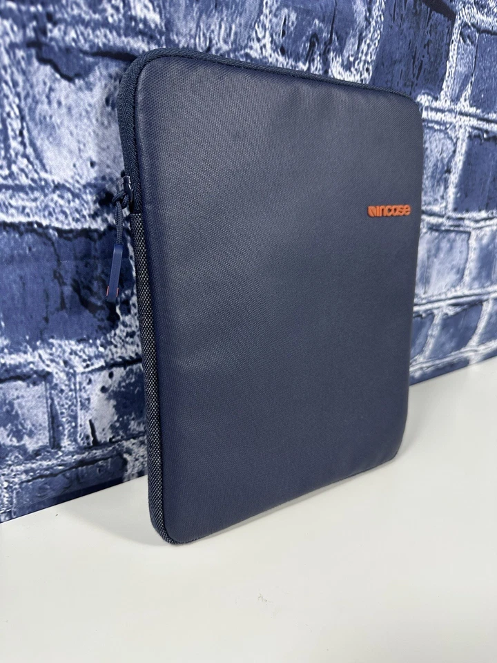 Funda clásica para portátil Incase MacBook Pro azul/naranja Foto 2 de 4