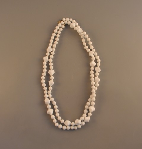 MIRIAM HASKELL VINTAGE DESIGNER NECKLACE - WHITE BEADS MILK GLASS - 23" LONG - Picture 2 of 6