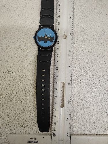 Vintage YK Watch Co Batman Uhr blau mit schwarzer Fledermaus auf Zifferblatt, blaue Krone & schwarzes Armband - Bild 5 von 11