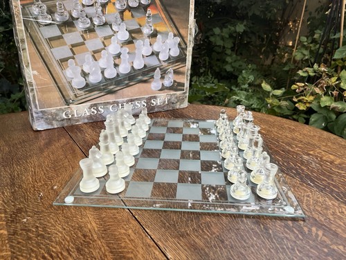 Vintage Glass Chess Set - including large chess board, playing pieces and case - Picture 18 of 21