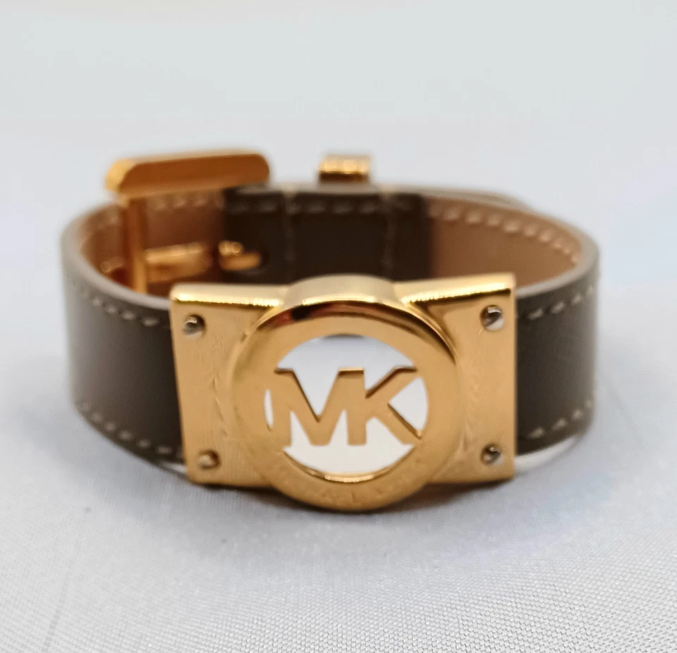 Pulsera Michael Kors Fulton Cuero Marrón Con Placa Dorada Logo 6"-7.5" Foto 3 de 4
