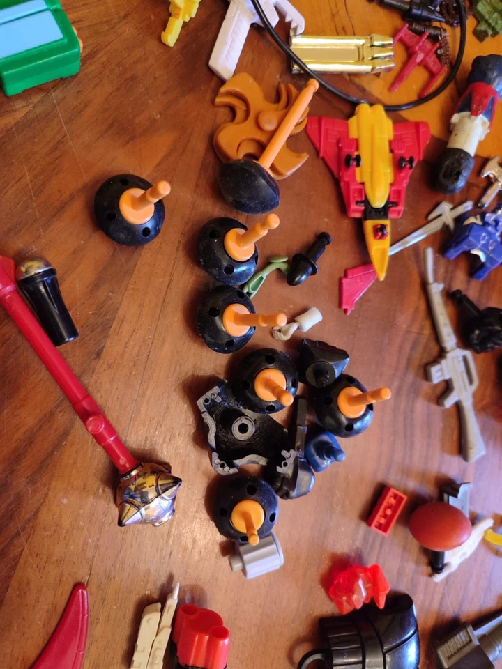 DG  LOTTO RICAMBI ACCESSORI VINTAGE PER ROBOT E ACTION FIGURE LEGGI BENE - Immagine 3 di 4