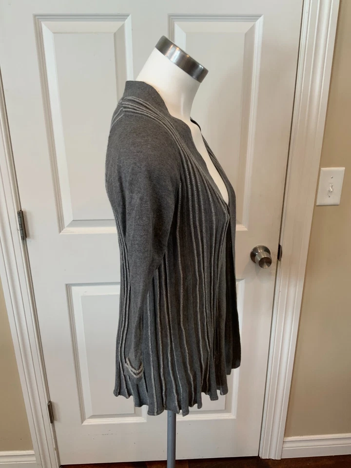 Cardigã listrado Anthropologie cinza aberto frontal de malha e nós, tamanho pequeno - Imagem 3 de 4