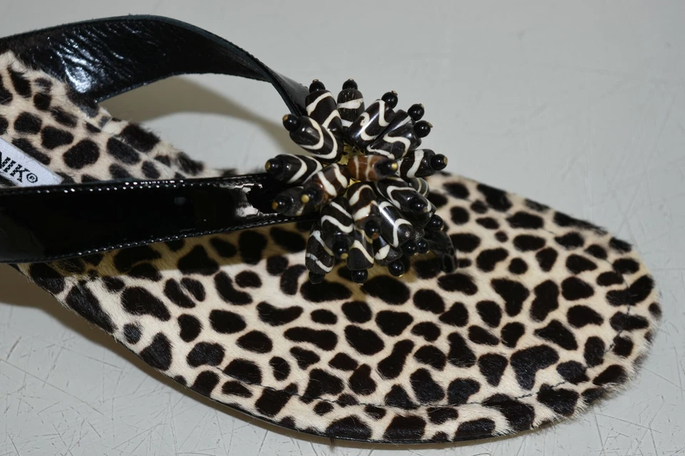 NUEVO Manolo Blahnik AFRISEA Sandalia Mules Toboganes Poni JOYAS Negro Blanco 38.5 Foto 4 de 4
