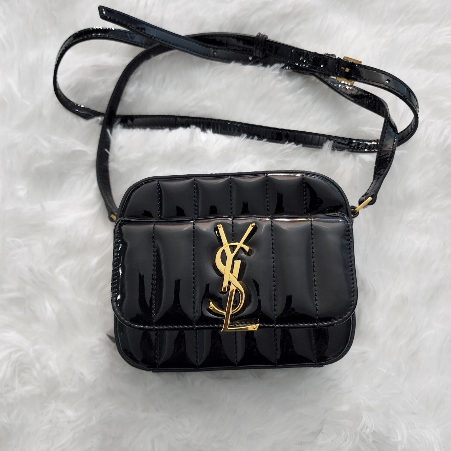Borsa per fotocamera Saint Laurent Vicky nera in pelle verniciata trapuntata