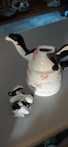 Warner Brothers Pepe Le Pew and Penelope Pussycat Wedding Cake Teapot - Picture 5 of 5