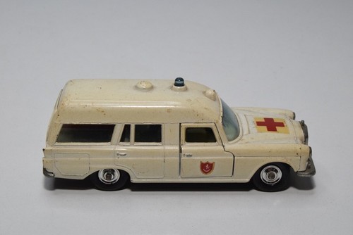 B67 1:43 MATCHBOX K-6 K6 MERCEDES-BENZ BINZ AMBULANCE EXC. COND. 5 - Picture 5 of 9