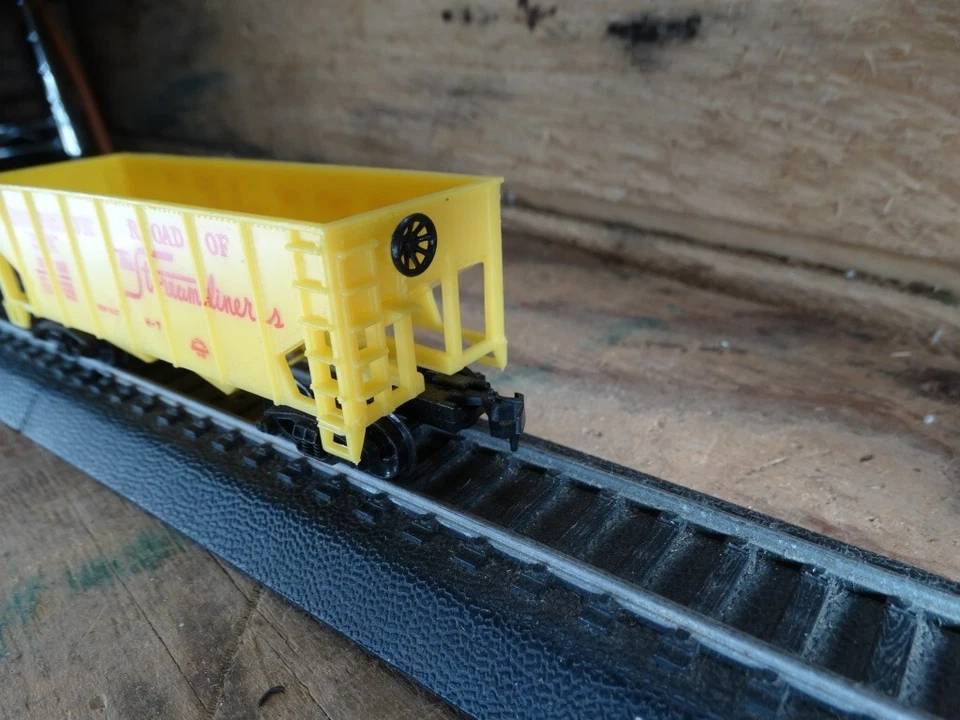 Life Like HO Scale 36' Union Pacific 32100 Streamliners Weighted Railroad Hopper - Image 2 of 4