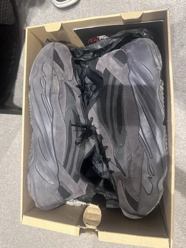 yeezy 700 vanta nero