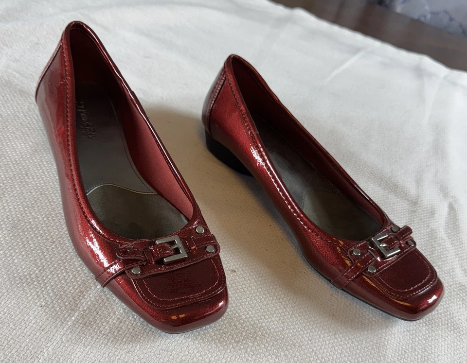 Zapatos mocasines cómodos St Johns Bay para mujer talla 8 charol con hebilla Foto 2 de 4