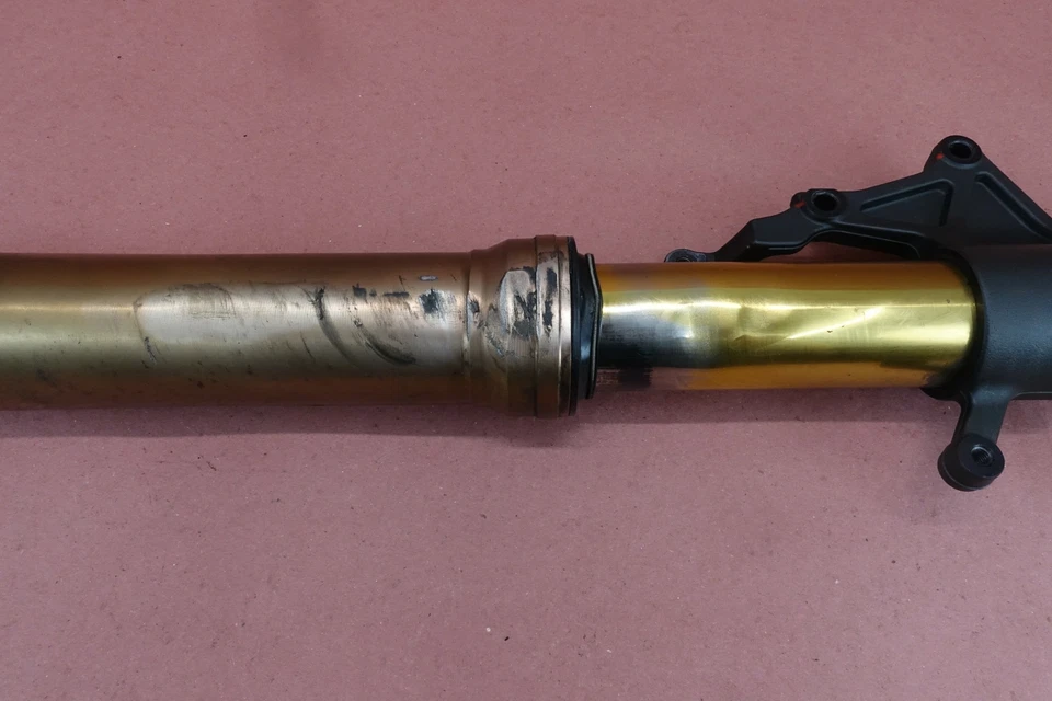 Tubo amortiguador horquilla delantera izquierda Suzuki GSXR1000 GSXR 1000 2001 2002 (DOBLADO) Foto 2 de 4