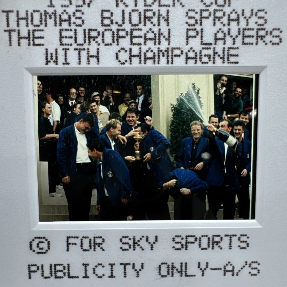 Ryder Cup Thomas Bjorn 1997 pulveriza jugadores europeos con diapositiva fotográfica champán Foto 2 de 4
