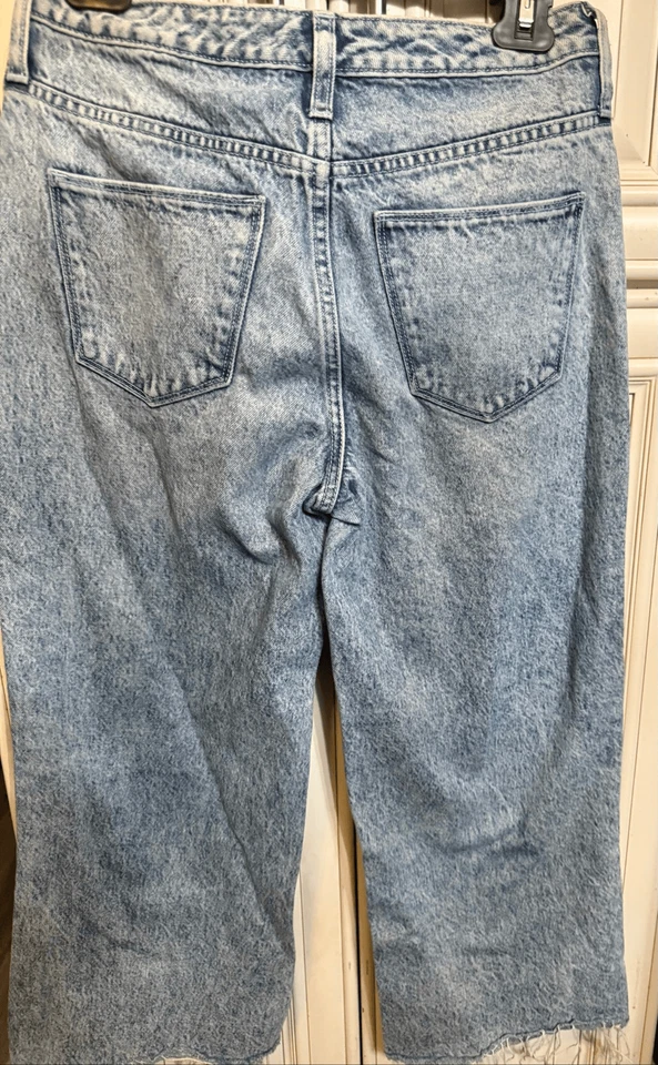 Pantalones de mezclilla recortados Universal Thread para mujer pierna ancha dobladillo deshilachado azul lavado ácido talla 4 Foto 2 de 4