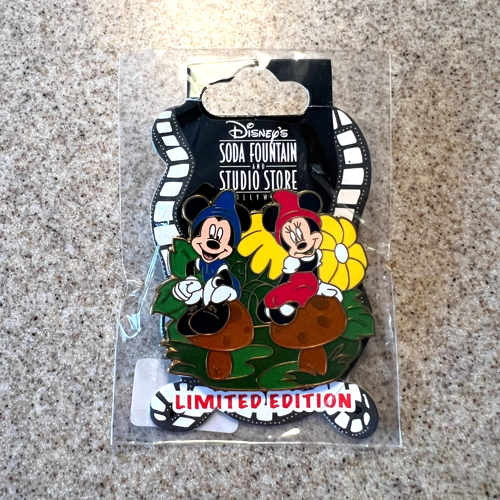Disney DSF DSSH - Mickey & Minnie Mouse Gnome Pin 2011 LE 300