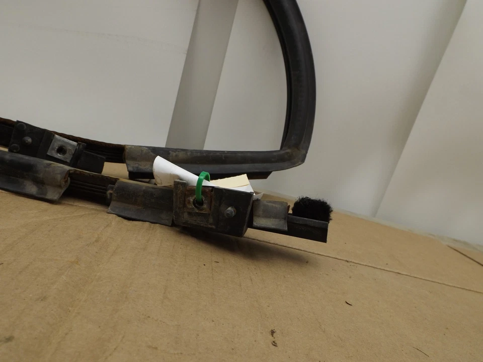 1999–2006 GMC Sierra 2500HD Front Left Window Channel Molding Used OEM 15219154 Foto 3 de 4