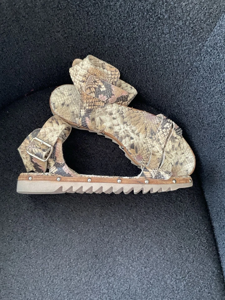 SANDALIAS AGL PIEL SERPIENTE ESTAMPADO CUERO TACHONADO CORREA AL TOBILLO TALLA 11 Foto 3 de 3