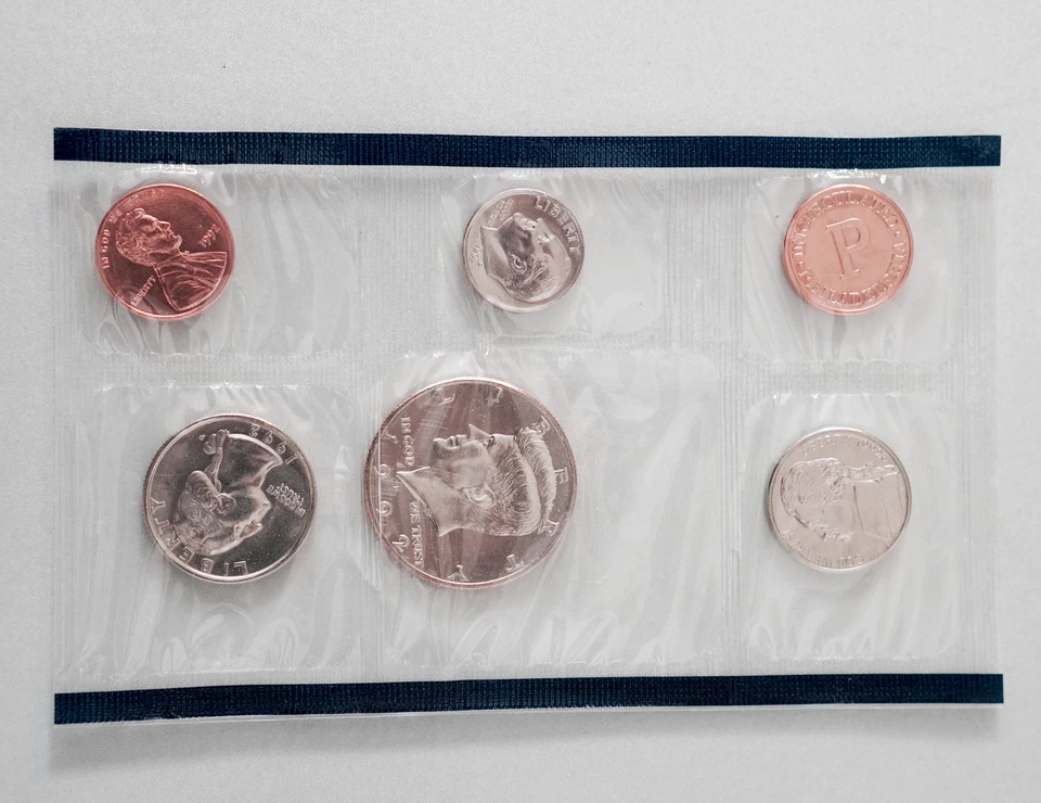 US Mint 1992 Uncirculated Coin Set (P/D) in Original Packaging w/All Collateral - Image 4 of 4